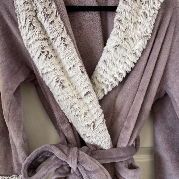 Robe - Picture 3 of 4